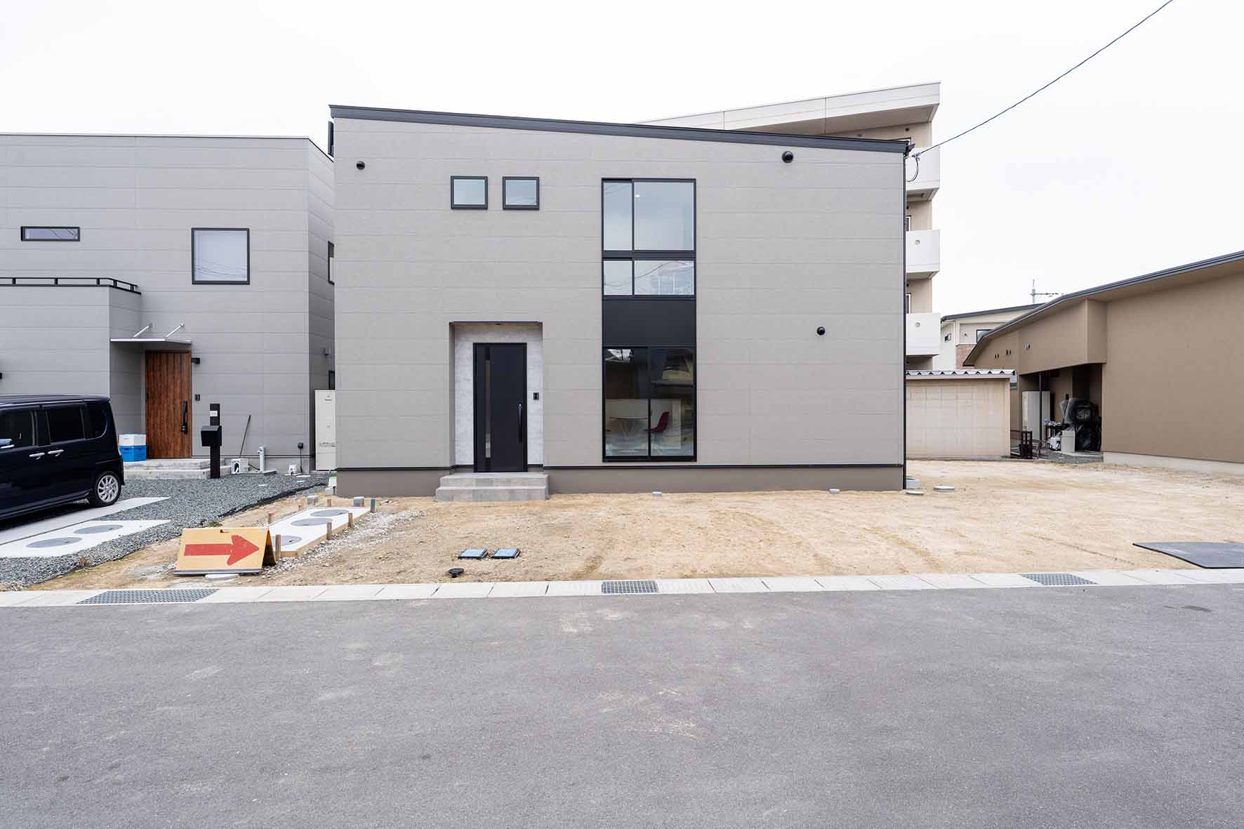 コンクリート調の外壁が印象的な住宅外観